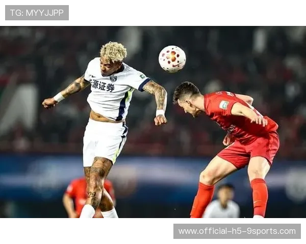 河南队古斯塔沃门前抢点，脚尖一拨改变来球方向